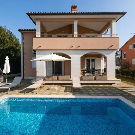 Lovely In With Swimming Pool Holiday home Pula