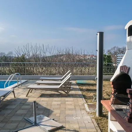 Lovely In With Swimming Pool Holiday home