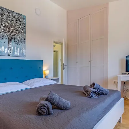 Lovely In With Swimming Pool Holiday home *